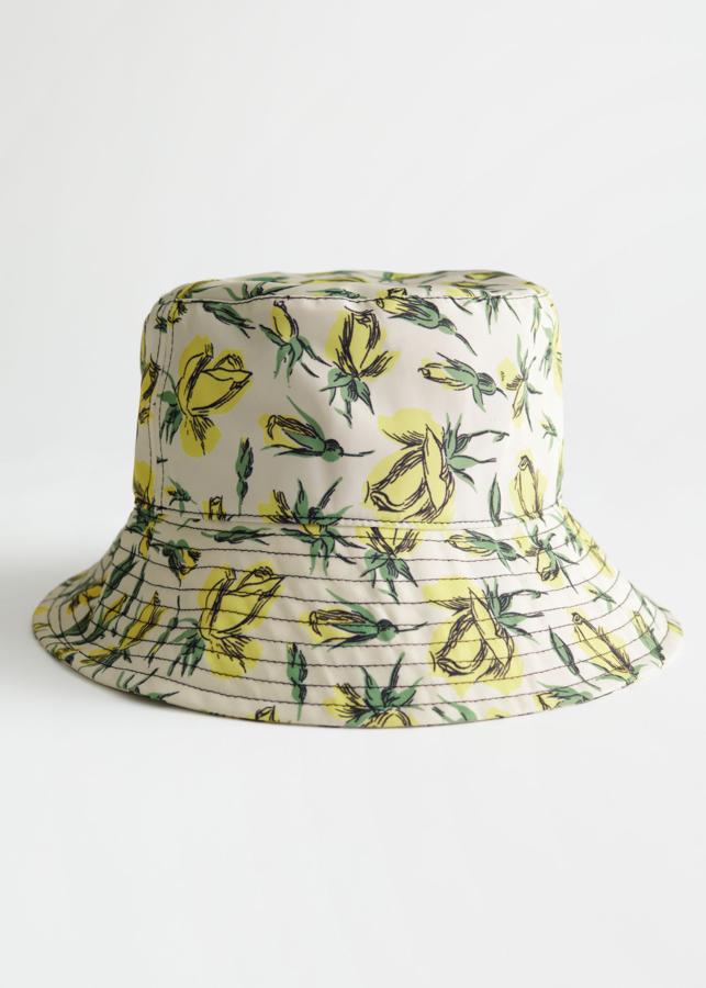 Si eres de las que apuestan por lo estampado veraniegos, este gorro bucket de la colección de verano de & Other Stories es el tuyo (29 euros).