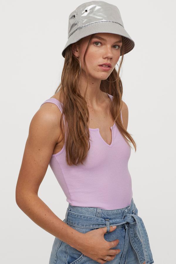 Plateado, para las más atrevidas, gorro bucket de H&M (14,99 euros).