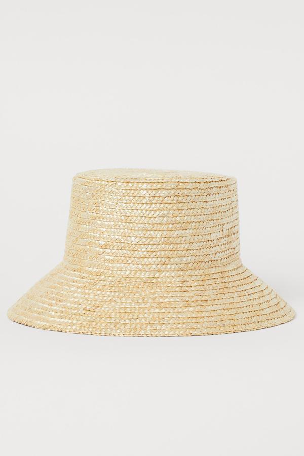 El más original de todos es este gorro bucket de rafia de H&M (17,99 euros).