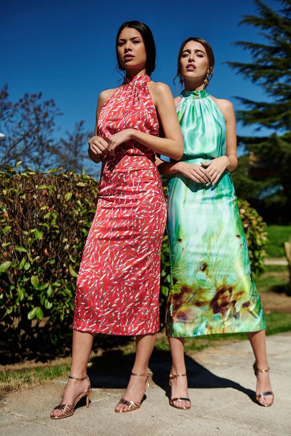 Alenia es una marca que confecciona en Galicia prendas de invitada como estos vestidos midi con cuello halter (200 euros).