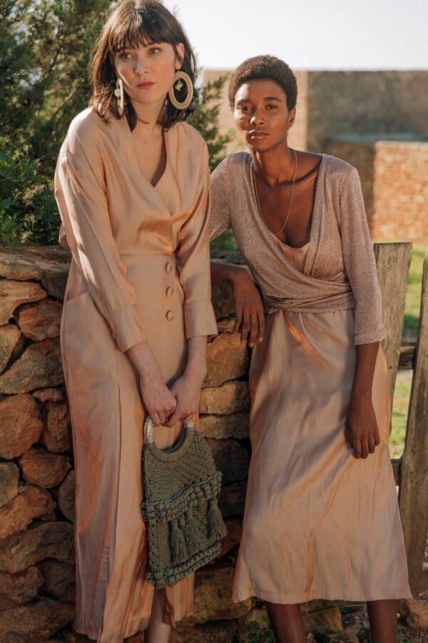 Sophie and Lucie es una marca pionera en looks de invitada con vestidos como este metalizado (249 euros).