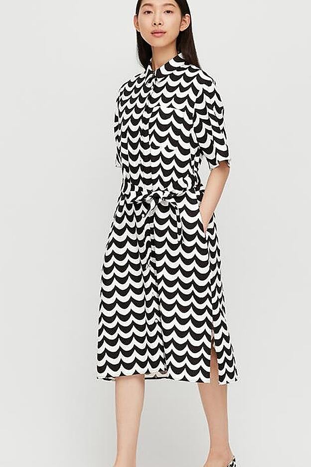 Este es el vestido de Marimeko para Uniqlo que lleva Lulú Figueroa.