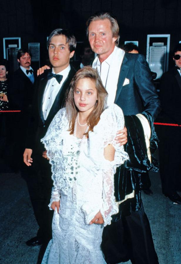 La primera vez que Angelina fue a la ceremonia de los Oscar, con su padre Jon Voight y su hermano, el actor James Haven, tenía solo once años y su estilismo estaba claramente inspirado en Madonna y el vestido de Like a virgin.