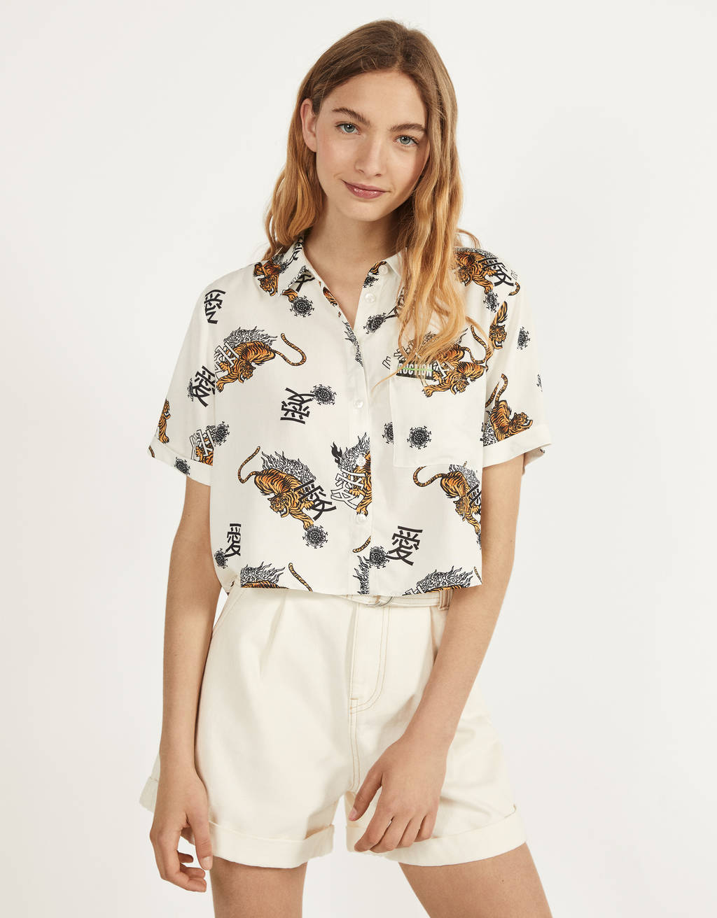 Camisa de manga corta con estampado de tigre y letras chinas de Bershka.  (15,99 euros) .