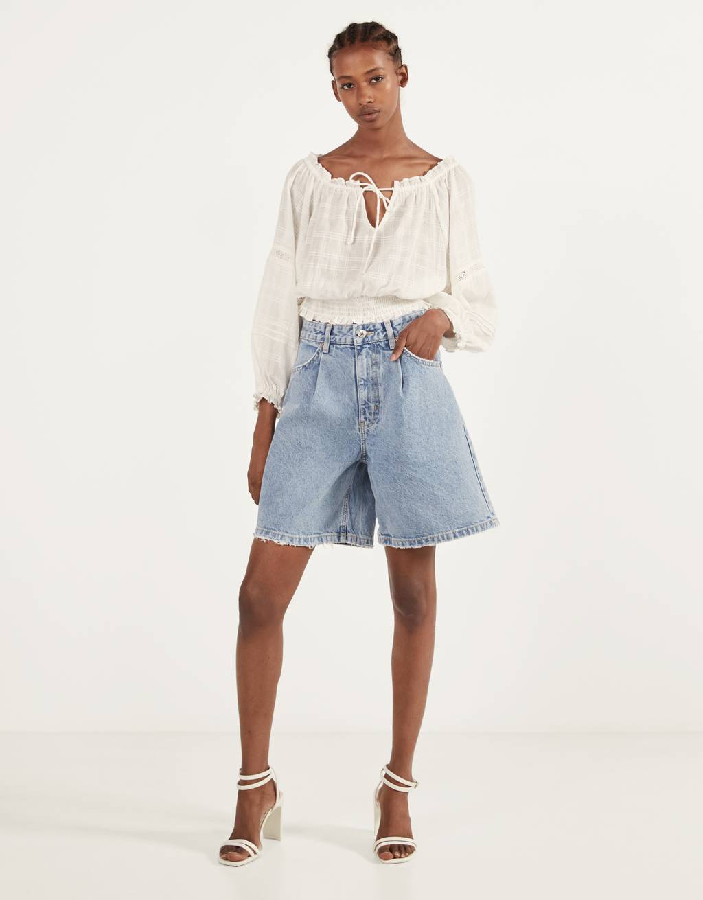 Blusa blanca de Bershka con estilo mesonero y de estilo romántico.  (19,99 euros) .