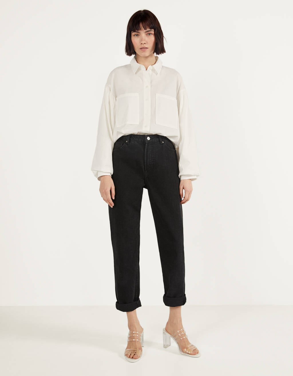 La camisa clásica blanca de toda la vida en versión overseize. Combina a la perfección con todo.  (19,99 euros) .