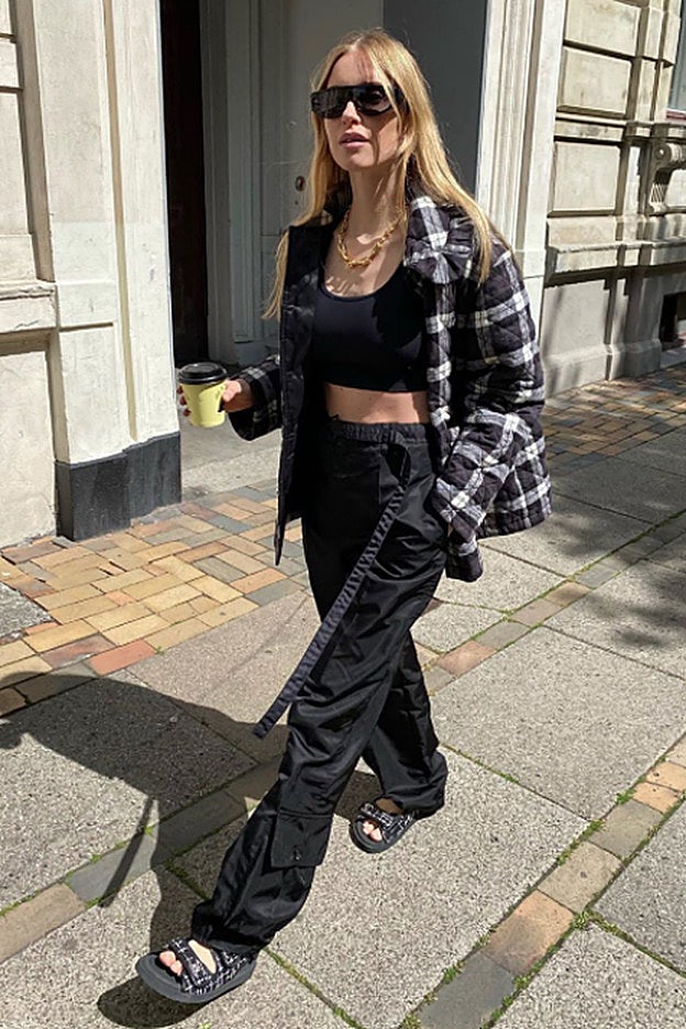 Las dos piezas clave de este look son súper tendencia: el top sujetador y las sandalias de tiras inspiración trekking.