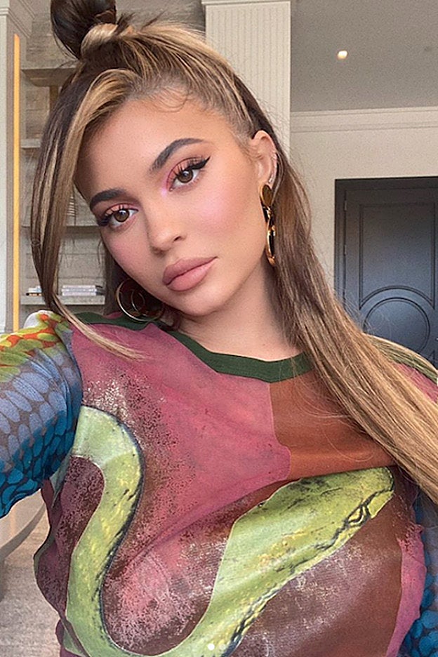 Kylie Jenner lleva la sombra de ojos rosa que siempre favorece.