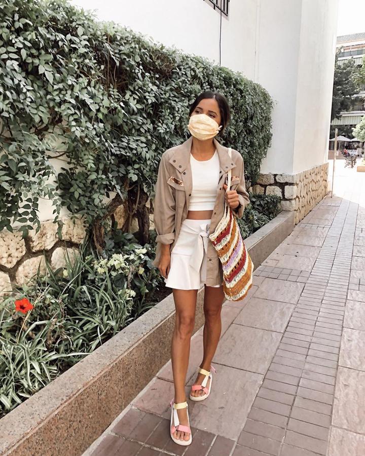 Verónica Díaz se hizo con una mascarillas en tonos amarillos de una tienda infantil llamada Príncipes y princesas.