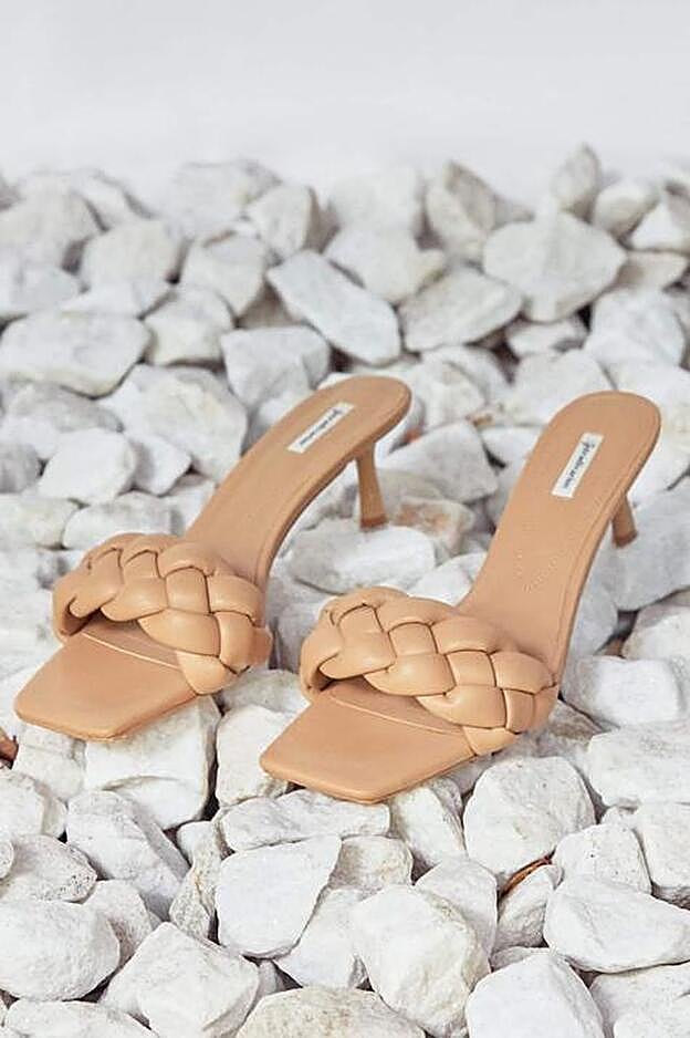 Estas sandalias trenzadas de Stradivarius son las que más se llevan en este momento en el low cost.