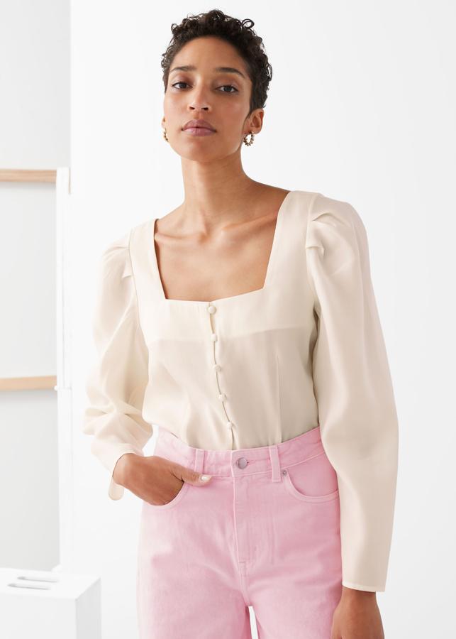 Blusa abotonada con escote cuadrado, de & Other Stories (69 euros).