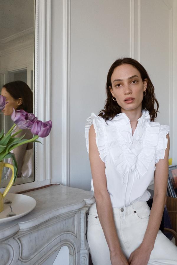 Camisa sin mangas de popelín con volantes, de Zara (25,95 euros).