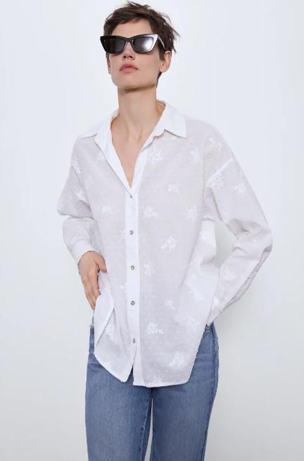 Camisa de algodón con flores bordadas, de Zara (22,95 euros).