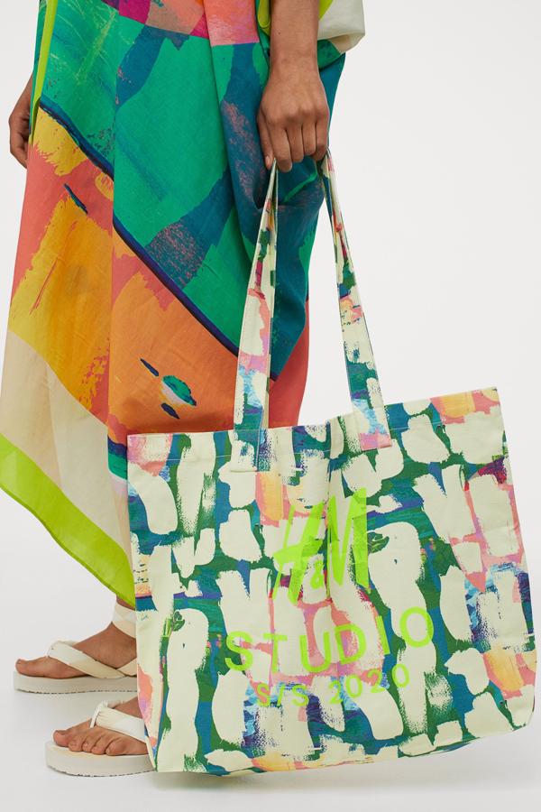 Bolso grande de lona estampada, de la colección de verano Studio de H&M (19,99 euros).