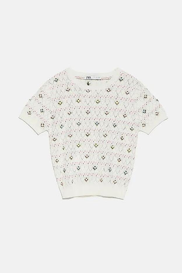 Jersey blanco con flores bordadas. (19,95 euros).