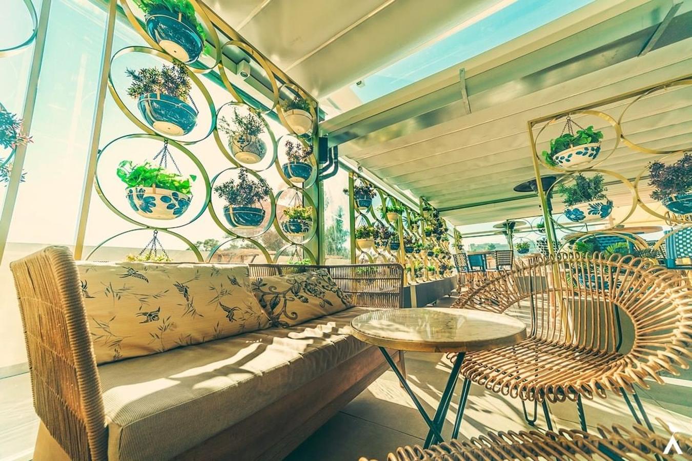 Uno de los tres espacios gastronómicos del  Palau Alameda  es su impresionante Atic, un lugar perfecto para ver la puesta de sol todo el año. Y degustar todas esas cosas muy  frescas y veraniegas  que ya apetecen, como su ensaladilla rusa o los cogollos de tudela con anchoa del Cantábrico.