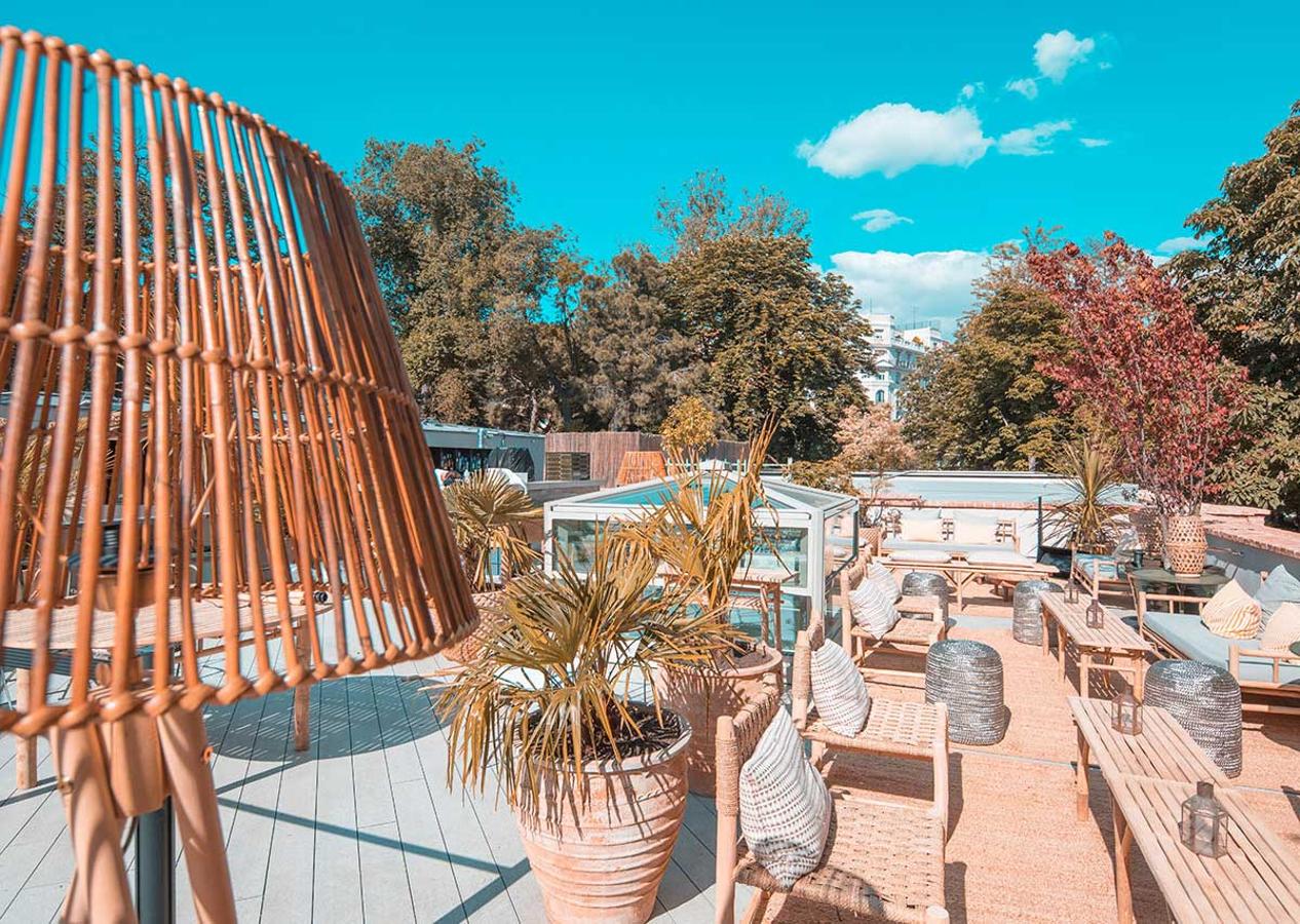 El  icónico 'place-to-be' en pleno Retiro  ya ha habierto todos sus espacios, aunque no en todos podrás asegurarte sitio. Se admiten reservas online o llamando al 918 275 275 en  La Terraza y La Terraza del Pabellón , pero no en La Galería, un coqueto espacio semiabierto para tomar algo y tapear, ni en los Kioskos, un área con mucho encanto de 'street food'.