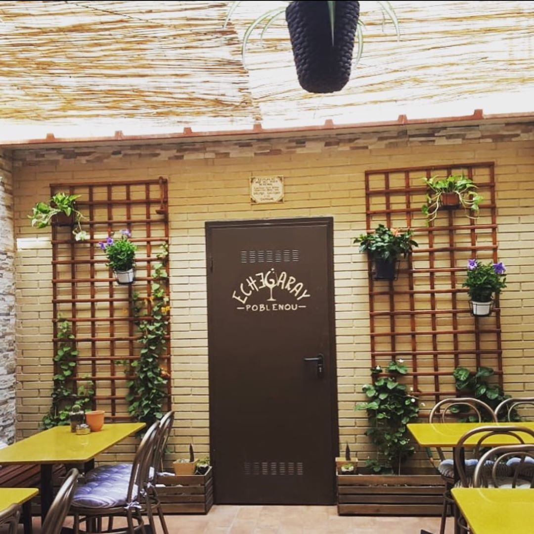 El patio del  Bar Echegaray , en una de las zonas más de moda de Barcelona, el Poble Nou, está listo para reservas (llamando al 931543828). La ensalada de burrata con espinacas y pesto o la  cazuela de rape con gambas rojas  saben mejor al aire libre.