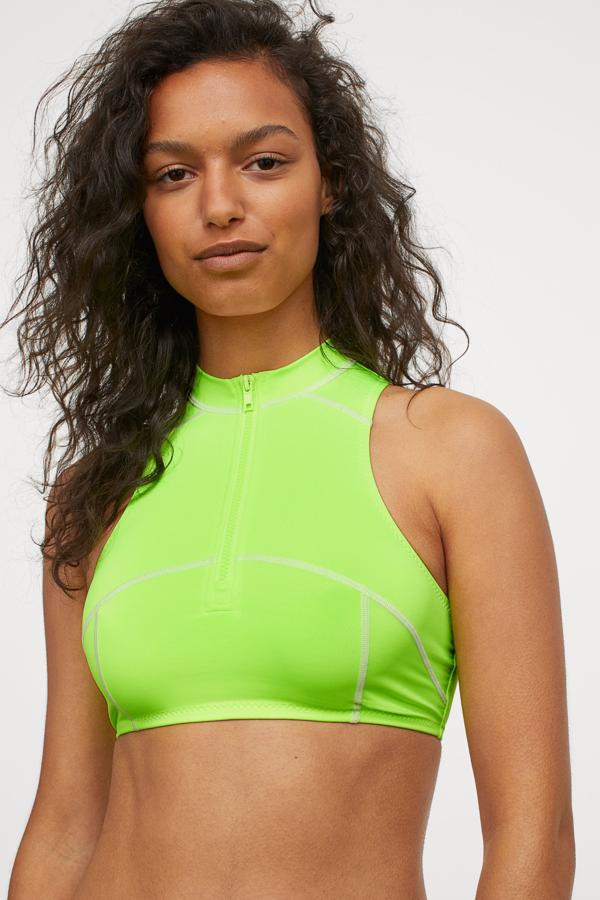 To de bikini verde flúor con cuello levantado y cremallera, perfecto para ahcer surf, de la colección de verano Studio de H&M (29,99 euros).