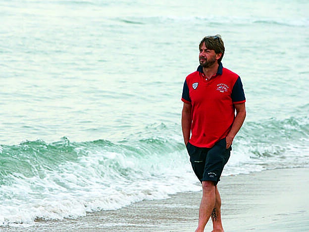 Alexis Arrocet paseando por la playa.