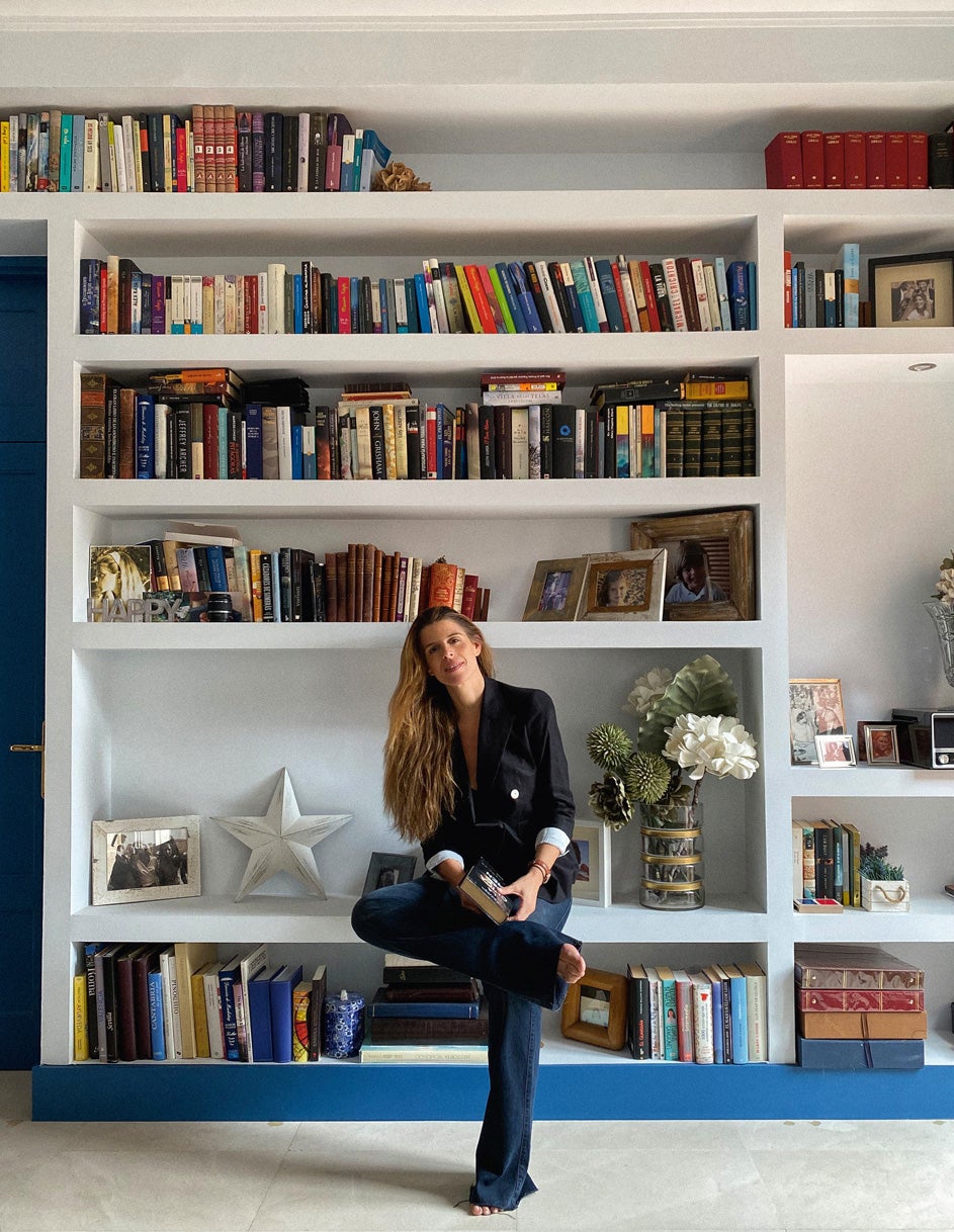 Fundó Uno Comunicación hace 22 años y dirige un equipo de 14 personas que trabaja con clientes como Coca-Cola, Adidas y Levi’s. Tiene 40 años, dos hijos y en su estilo priman “la calidad y la atemporalidad”. Sus prendas básicas: “Un vaquero, una americana negra e imaginación para combinar. Compro piezas muy buenas que duran años y las mezclo con otras más asequibles”. Entre ellas, no falta Roberto Verino. Y para cuidarse, siempre “un buen sérum; utilizo Génifique de Lancôme. Y champú hidratante para mi pelo”. Look: Chaqueta de Roberto Verino y pantalón de Massimo Dutti.