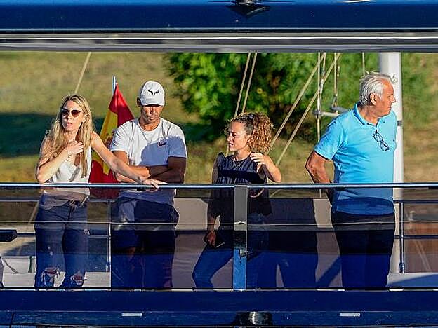 Rafa Nadal junto a su hermana Maribel y su padre.