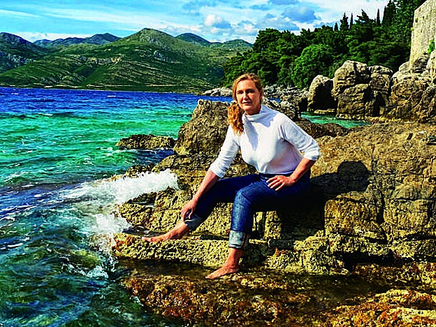 Francesca, vestida con top de Issey Miyake, y pantalón vaquero de Helmut Lang.