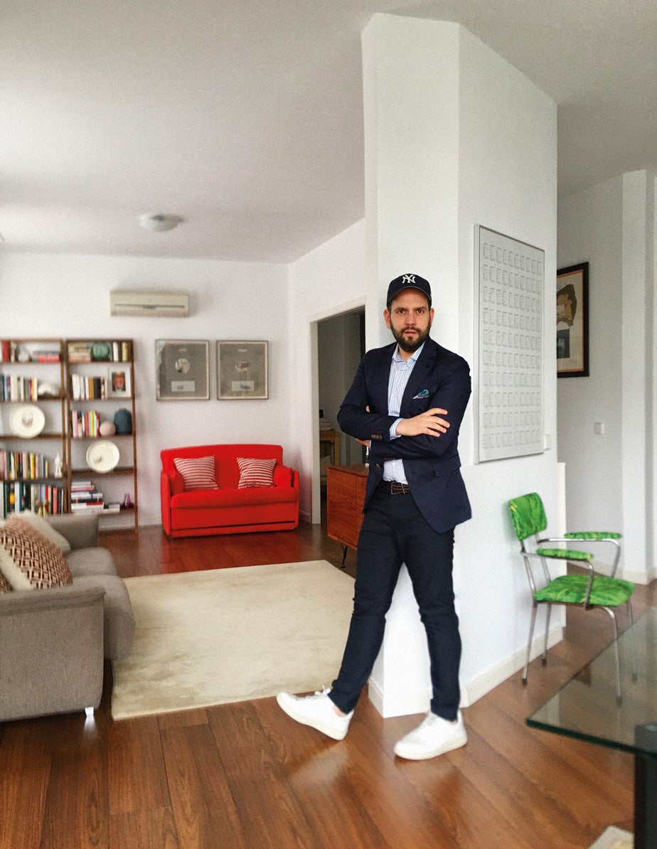 Periodista, comisario y socio de Gunter Gallery, a sus 42 años ha publicado una decena de libros, con títulos como Ilustradores españoles o Cocina Indie. Hace ocho años creó una galería online de obra gráfica, grabados y dibujos destinada a “jóvenes coleccionistas y a gente que quiere tener obra de autor a partir de 60 €”. Define su estilo como “muy sobrio, clásico y básico”. Sus esenciales: “Los polos y las blazer, que me gusta combinar de modo informal”. Look: Americana y camisa de Roberto Verino, pantalones de Uniqlo, deportivas de Veja y gorra de New York Yankees.