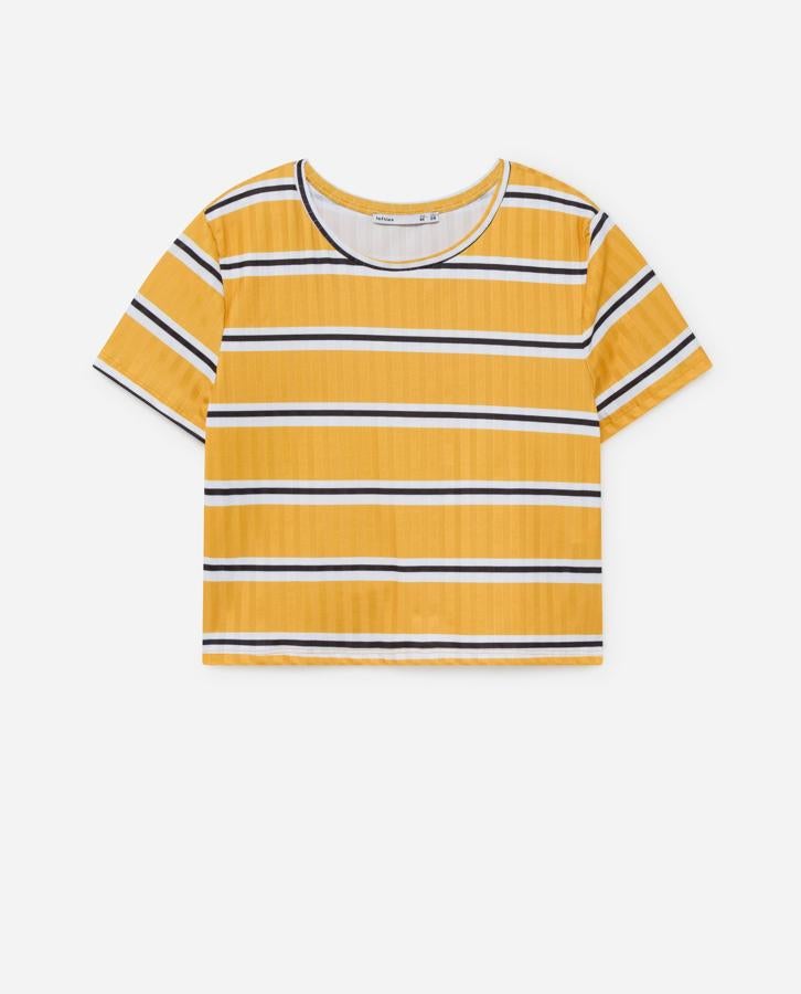 Camiseta cropped en color mostaza de Lefties, (3,99 euros).