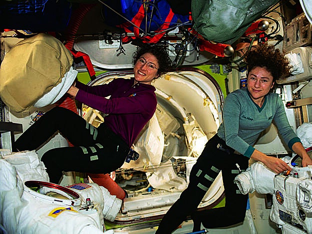 Koch con Jessica Meir.