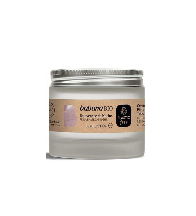 Formulada con melisa, orquídea y rambután, esta crema antiedad rejuvenece la piel, tiene acción calmante y detox. Apta incluso para las pieles sensibles. Su envase, 100% libre de plásticos, es reciclable, reusablee y/o procede de fuentes sostenibles.  Rejuvenece de Noche de la línea Bio Plastic Free de Babaria  (6,95 €).