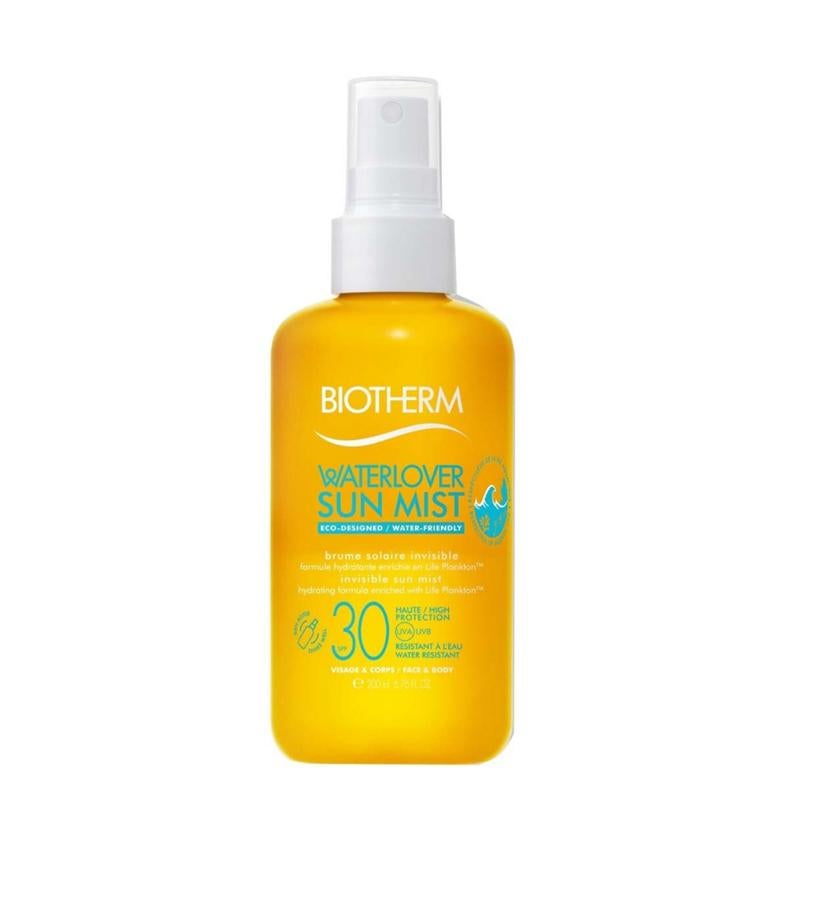 Su fórmula es biodegradable en un 99%, sus filtros solares están testados ecológicamente y su botella está hecha al 100% de plástico reciclado y 100% reciclable para disminuir el impacto en el mar y en la vida marina. No deja marcas blancas y huele de maravilla.  Waterlover Sunmist SPF30 de Biotherm  (24,50 €).