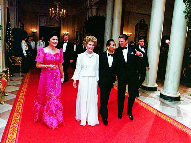 Junto a Ferdinand Jr., el único varón de sus cuatro hijos; con su marido y los Reagan en 1982, en una visita a EE.UU.