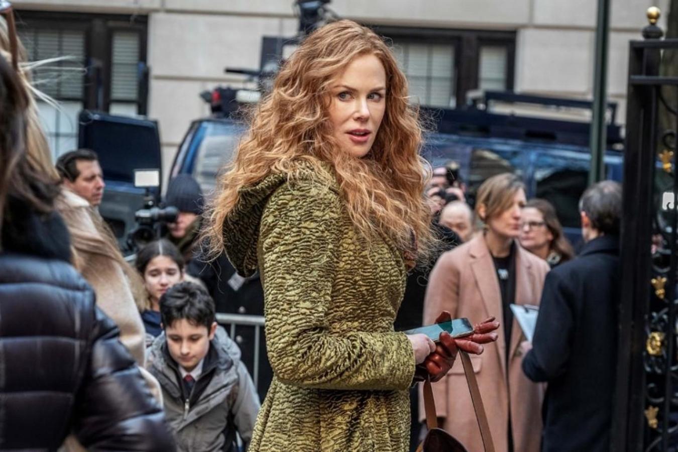 A la espera de la (cada vez más probable) tercera temporada de 'Big Little Lies', Nicole Kidman vuelve a la televisión con 'The undoing' (HBO, próximamente), encarnando a una terapeuta cuyo mundo se resquebraja cuando su marido desaparece y empiezan a salir a la luz todos sus oscuros secretos. La acompañana David E. Kelley (también de 'Big Little Lies') y Hugh Grant.