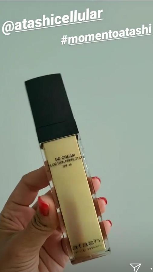Como toque final y para cuando quiere llevar un maquillaje muy natural y aspecto de buena cara, Paula usa la Atashi Cellular Cosmetics DD cream. Un producto que también lleva protección solar y que Paula usa como base para eliminar las imperfecciones de manera muy natural.