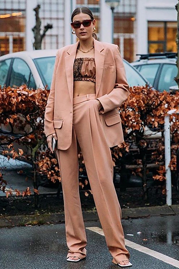 El top bandeau es perfecto para actualizar cualquier traje que tengas en el armario.