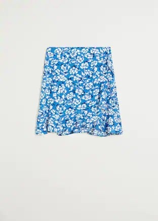 Falda mini con estampado de flores y diseño de vuelo cruzado de Mango. Perfecta y fresquita para verano. (25,99 euros).