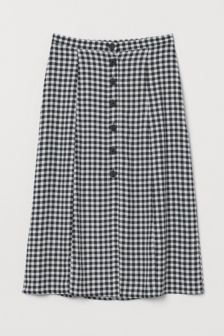 Falda midi de cuadros vichy con cierre de botones y tiro alto de la nueva colección de H&M. (19,99 euros).