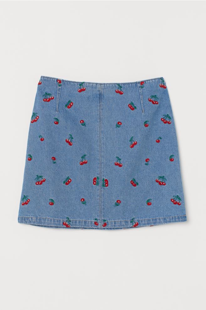 El denim es una apuesta segura para esta temporada y en H&M hemos encontrado esta falda minio estampada con bordados de cerezas. ¡Flechazo! (29,99 euros).