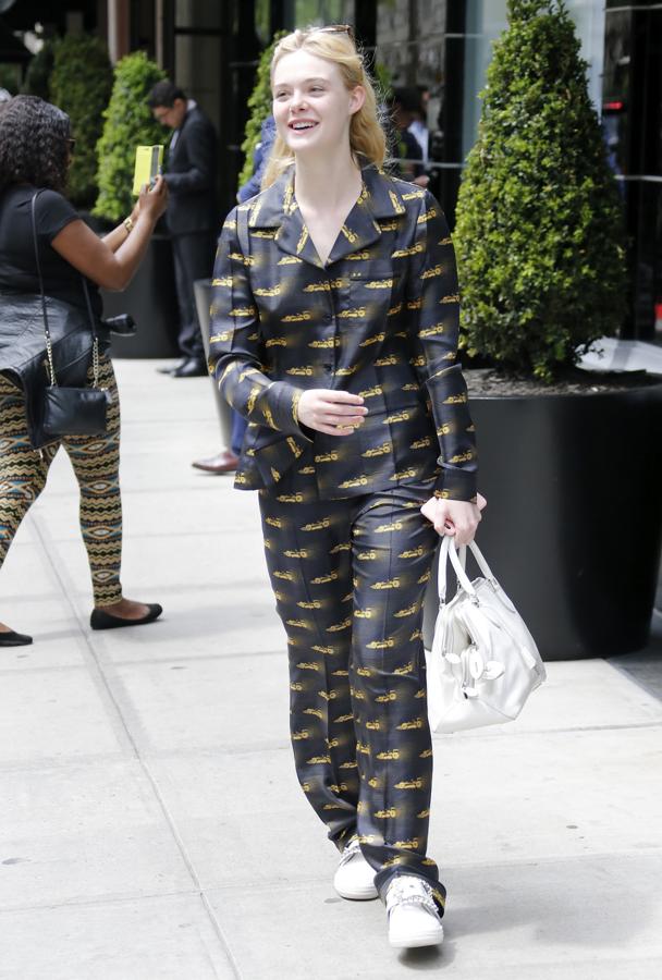 Elle Fanning con un curioso dos piezas estampado.