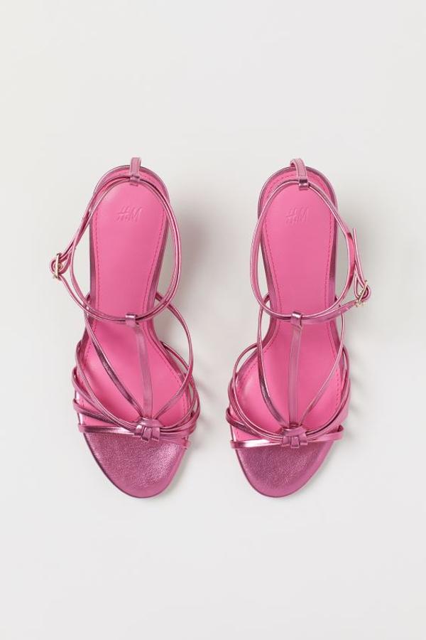 Sandalia metalizada en color rosa, de H&M (29,99 euros).