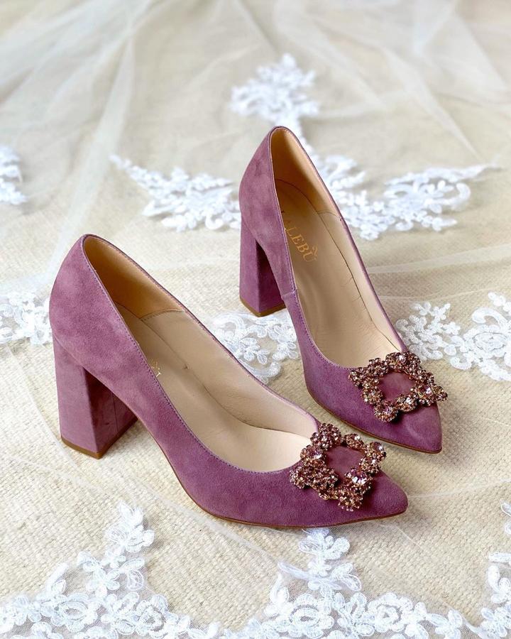 Salones en color vino con hebilla de brillantes y tacón ancho, de Lalebu (114,90 euros).