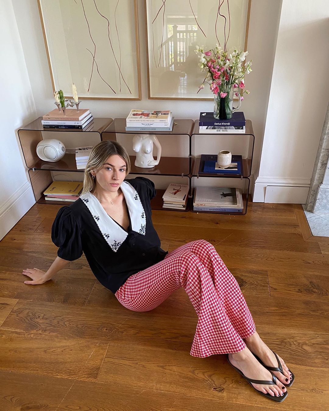 La influencer Camille Charriere ha combinado una blusa babydoll negra con mangas abullonadas de Miu Miu junto a unos pantalones de cuadros vichy unas sandalias, también negras de dedo. Una combinación ideal para la llegada del buen tiempo que sienta como un guante.