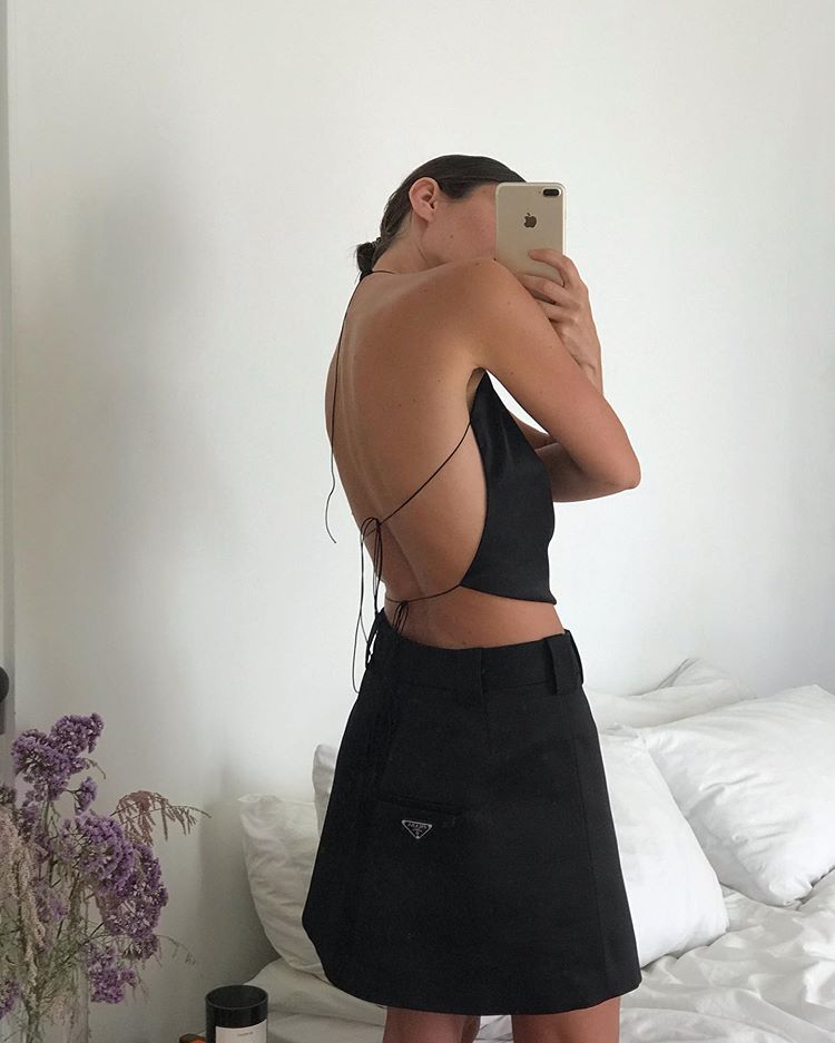 Los total looks negros se convierten en puro verano si combinas una minifalda junto a un top lencero con escote en la espalda. Este conjunto de la influencer Marta Cygan lo deja muy claro.