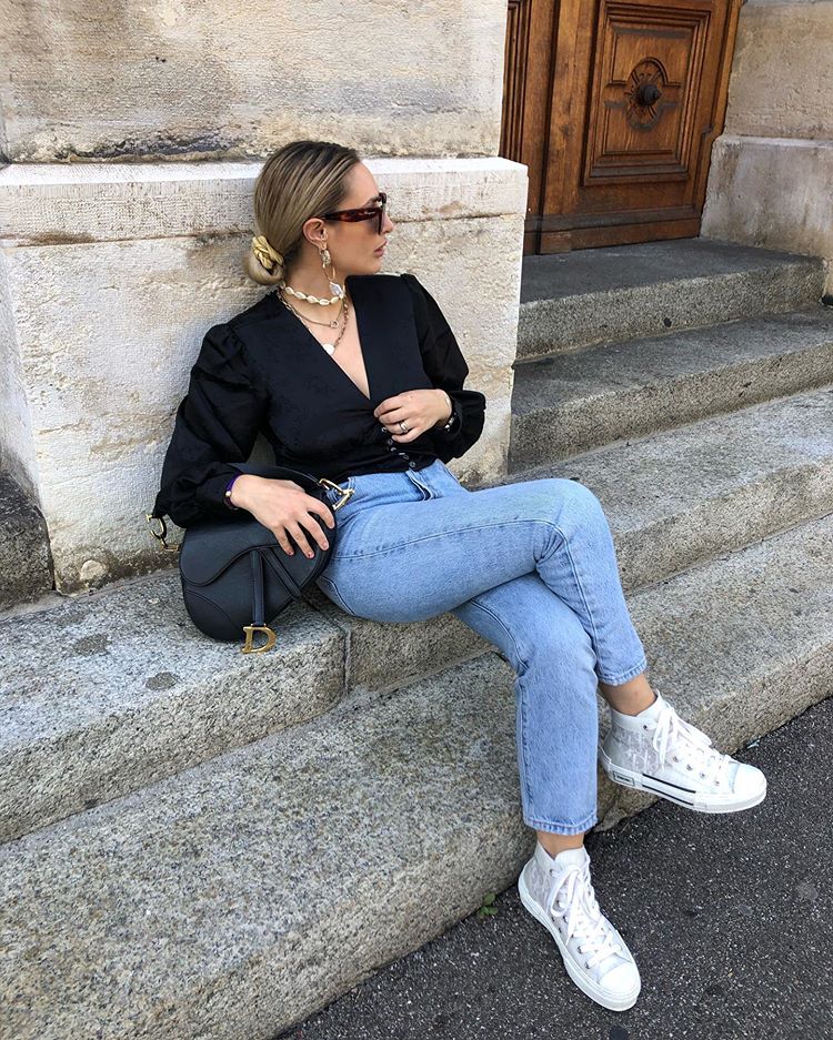 Para la influencer Olivia Faeh, una camisa negra es perfecta para llevar con mom jean y unas zapatillas blancas.