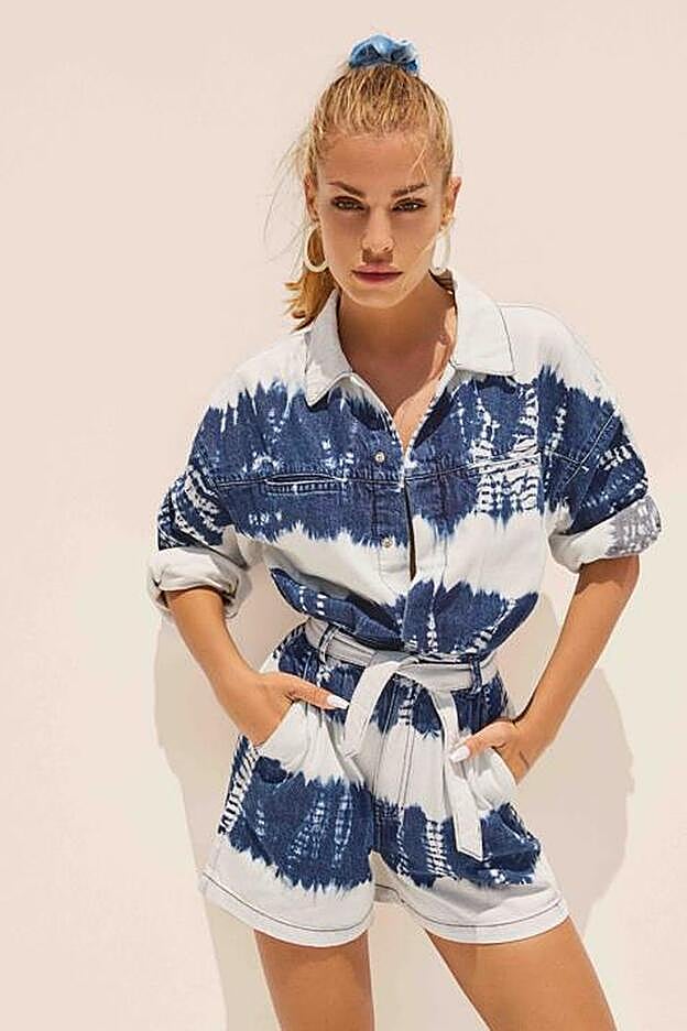 Mono vaquero con efecto tie dye de Bershka x Jessica Goicoechea
