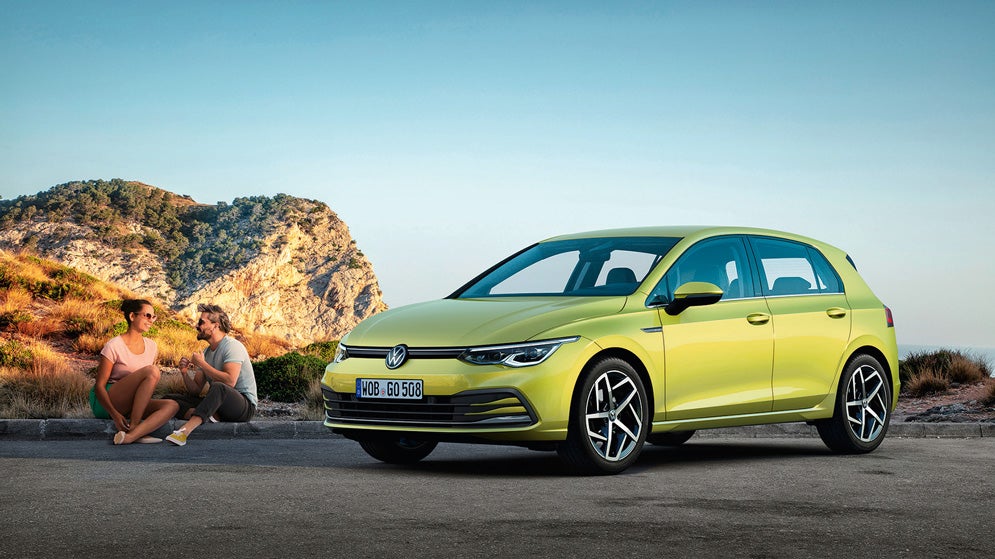 La octava generación del Golf llega con motorizaciones híbridas que incluyen una enchufable con la que consigue hasta 60 km sin emisiones de ningún tipo. De momento solo está disponible en cinco puertas. Desde 31.835 €. Etiqueta ECO y 0.