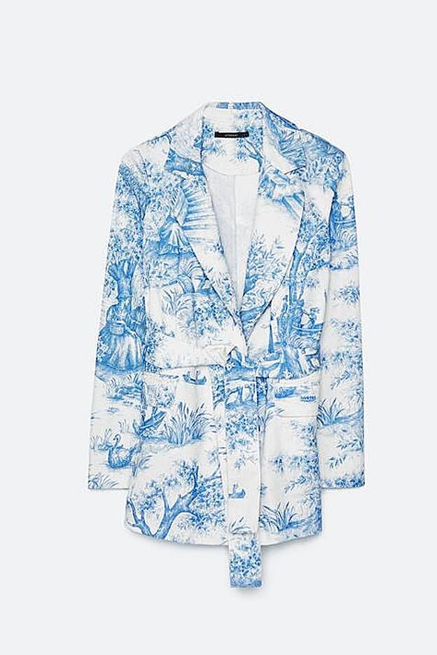 La chaqueta de Uterqüe mezcla el tejido denim con un print delicado inspirado en la naturaleza.