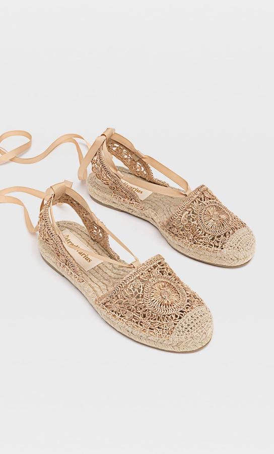 Con tiras para atar al tobillo, estas alpargatas de crochet en color natural con de Stradivarius y tienen un precio de 35,99 euros.