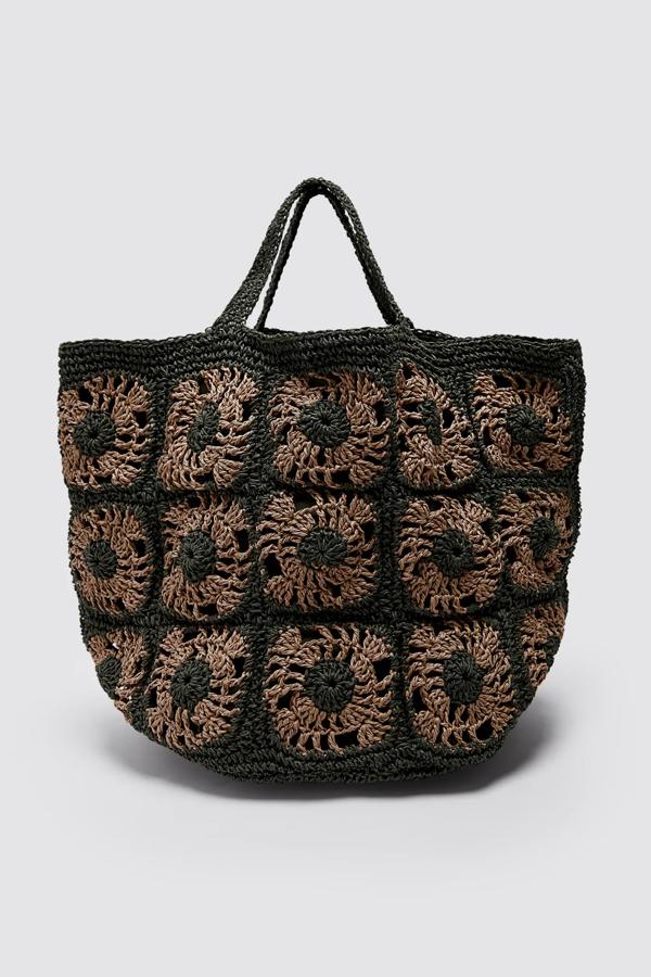 En color verde kaki y camel, este bolso shopper de tejido crochet cuenta con asa de mano. Es de Zara y tiene un precio de 29,95 euros.